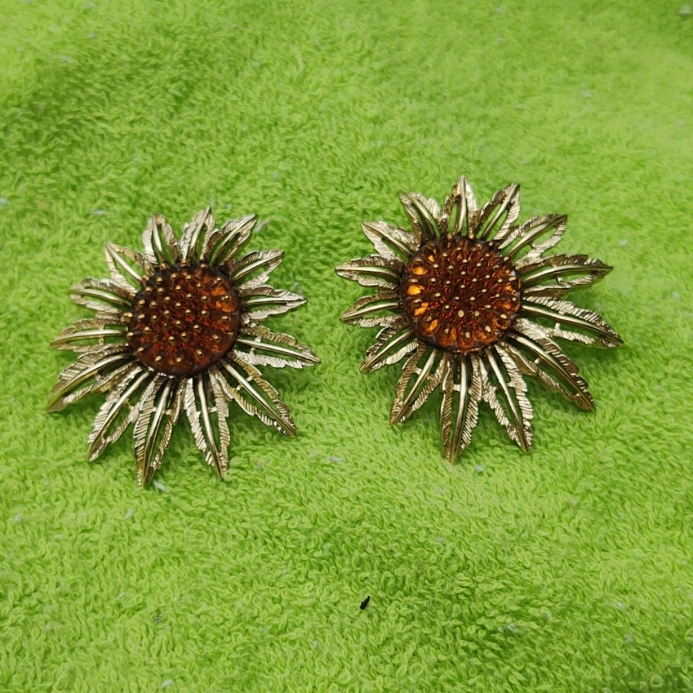Clip earrings w/ pin - Picture 2 of 6